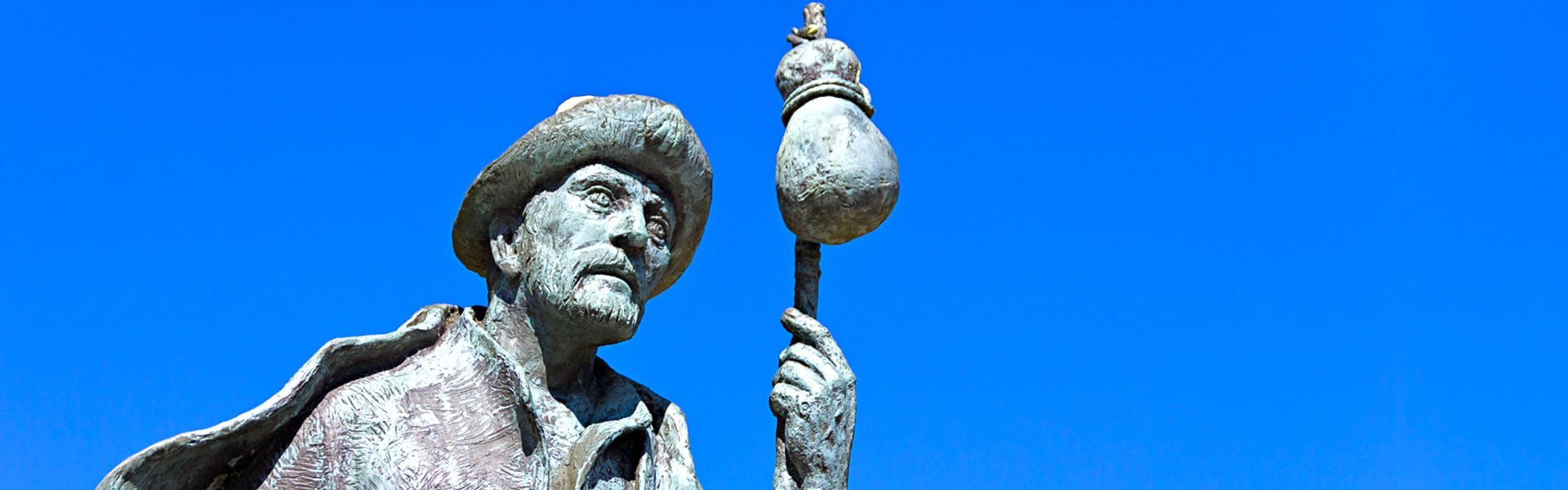 Beeld van een pelgrim langs de route naar Santiago de Compostela, Spanje