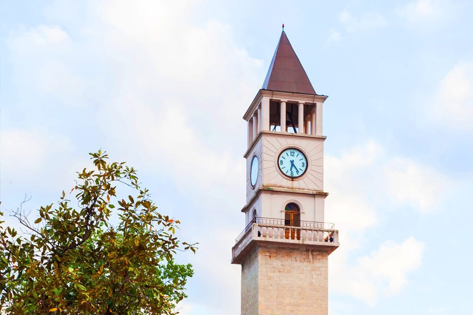 Klokkentoren in Tirana, Albanië