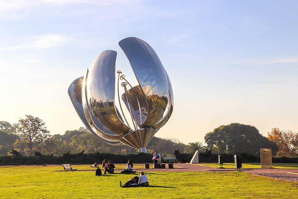 Floralis Genérica van Eduardo Catalano in Buenos Aires, Argentinië