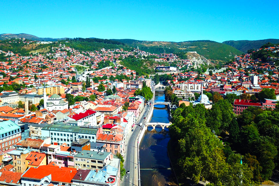 Zicht op oude stad Sarajevo, Bosnië-Herzegovina