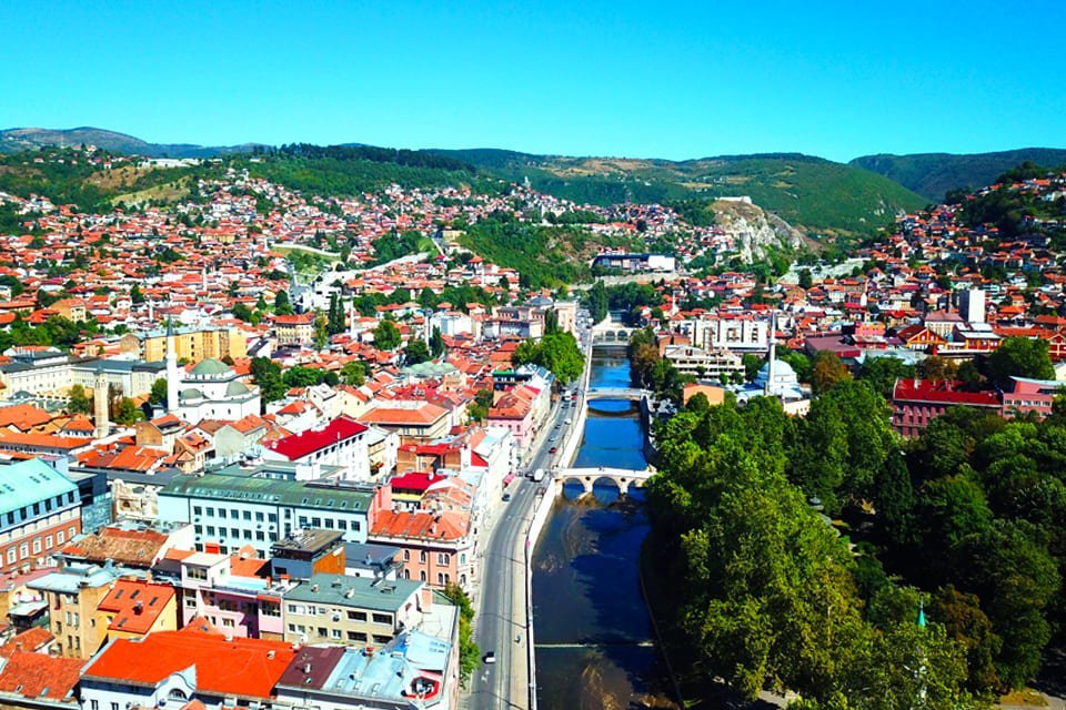 Zicht op oude stad Sarajevo, Bosnië-Herzegovina