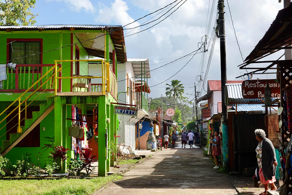 Straatje in Tortuguero in Costa Rica, reizigster Margot Hutten