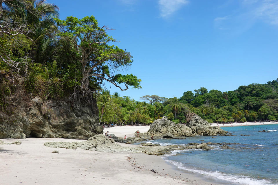 Strand in Manuel Antonio in Costa Rica, reizigster Margot Hutten
