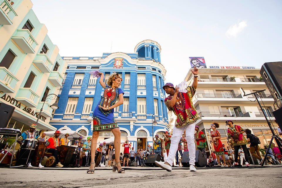 Samba-dansers op het plein van de arbeiders in Camagüey, Cuba