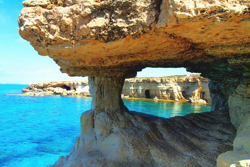 Rotsdoorgang langs de kust van Cyprus