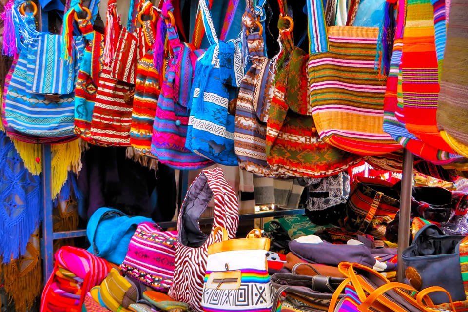 Indianenmarkt in Otavalo, in Ecuador
