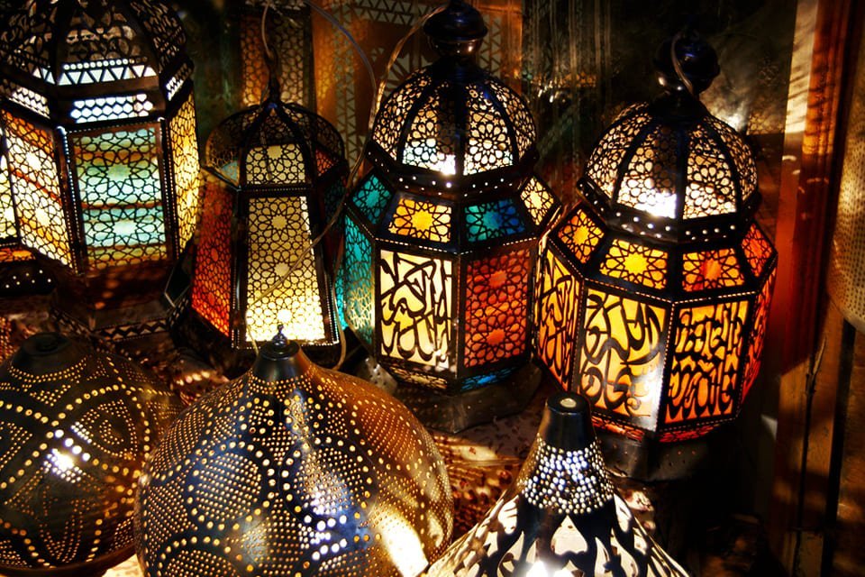 Kleurrijke lampen op de bazaar, Egypte