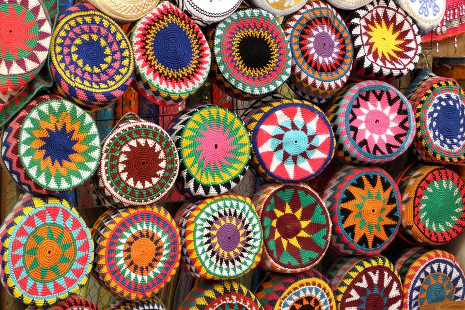 Kleurrijke hoedjes op de bazaar, Egypte