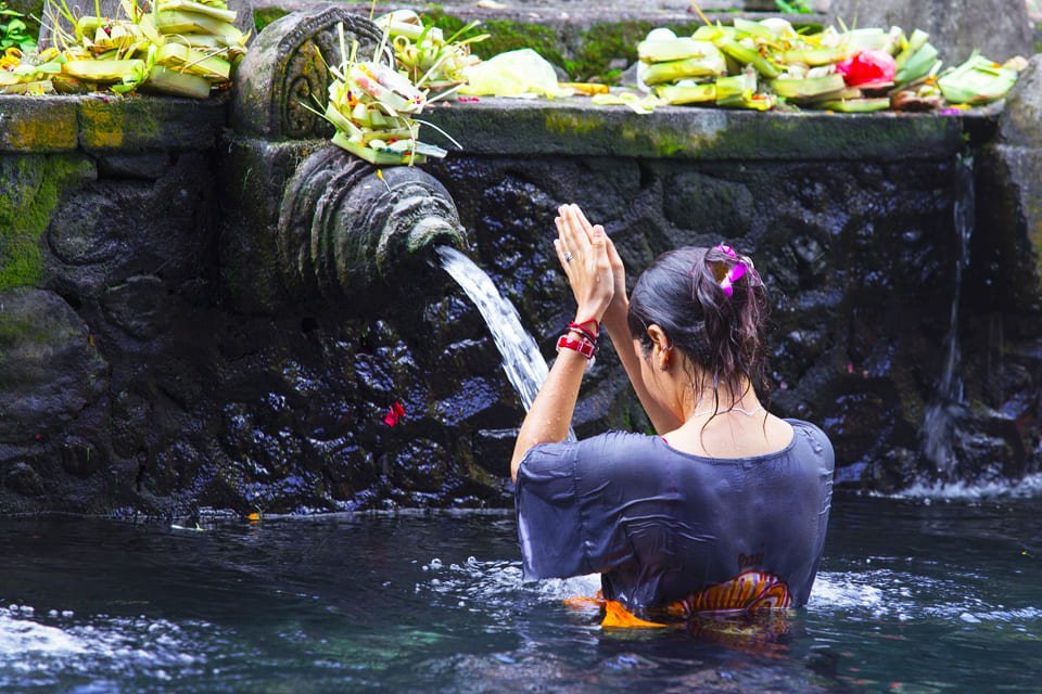 Ritueel baden op Bali, Indonesië