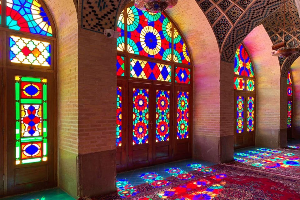 Kleurrijke glas-in-loodramen in de Nasir-ol-Molk-moskee in Iran