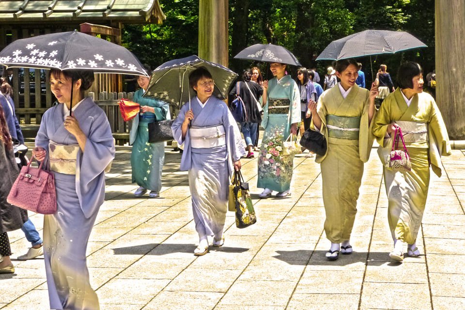 Traditioneel geklede mensen in Japan