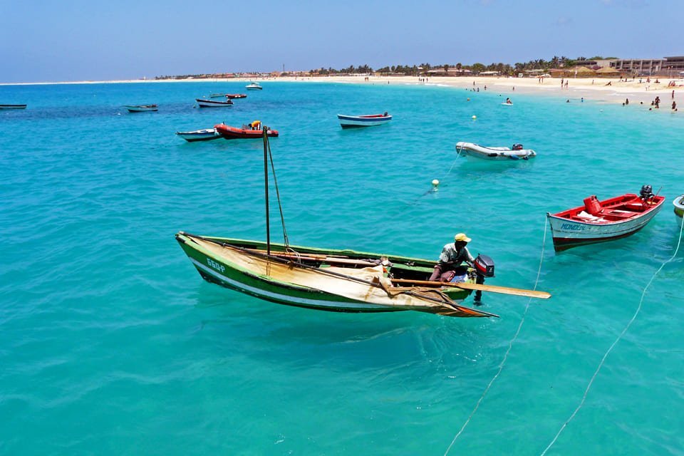 Vissersbootjes in de Atlantische Oceaan, Kaapverdië