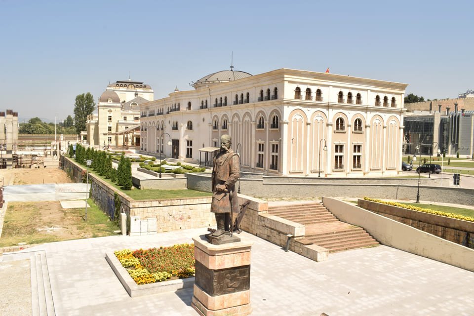 Het centrale plein in Skopje, Noord-Macedonië