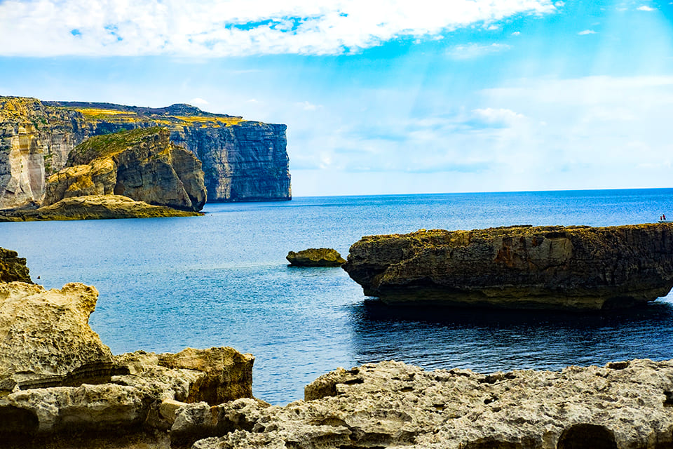 De rotskust bij Dwejra op Gozo, Malta