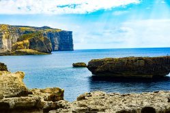 De rotskust bij Dwejra op Gozo, Malta