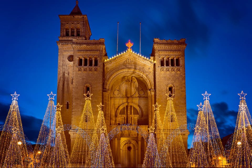 Parochiekerk in  Birżebbuġa, Malta tijdens kerst