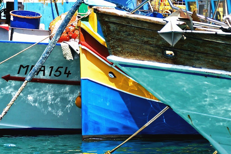 Luzzu in de haven van Marsaxlokk, Malta