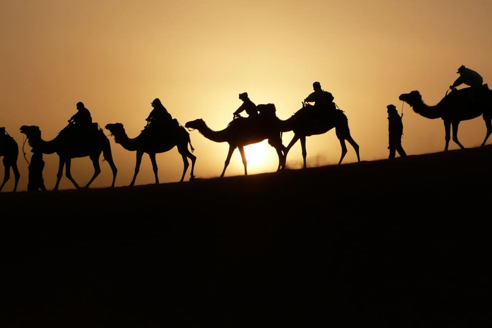 Zonsopkomst in de zandduinen bij Erg Chebbi, Marokko  