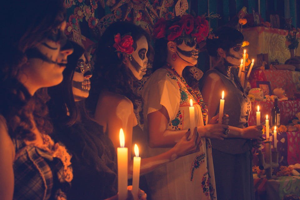 Geschminkte mensen tijdens de viering van Día de los Muertos in Mexico