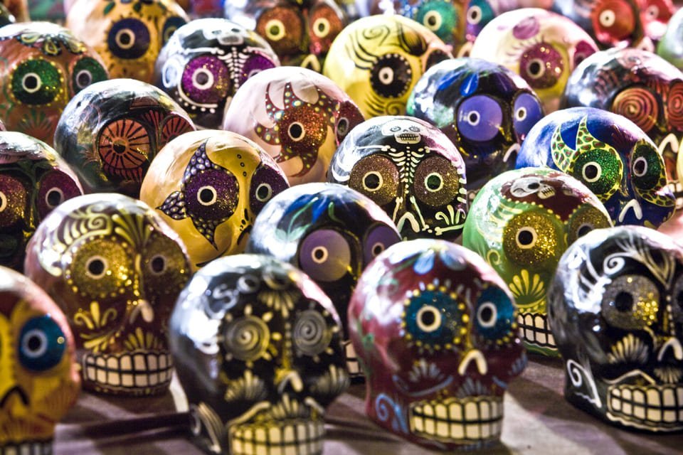 Versierde schedelbeeldjes voor dia de los muertos in Mexico