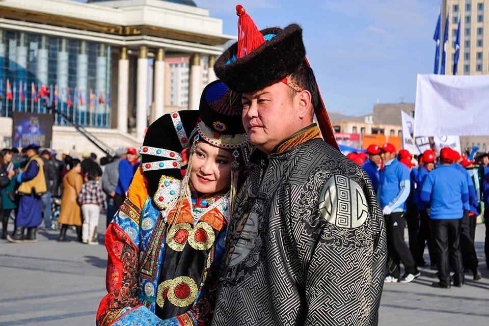 Mongoolse bevolking in traditionele kledij, Mongolië