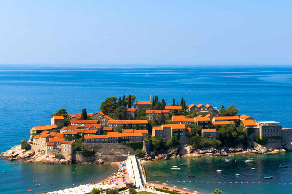 Het schiereiland Sveti Stefan in Montenegro