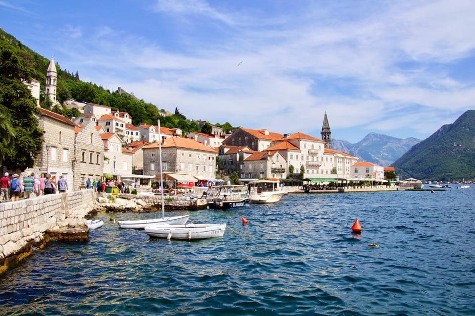 Aan het water in Perast, Montenegro