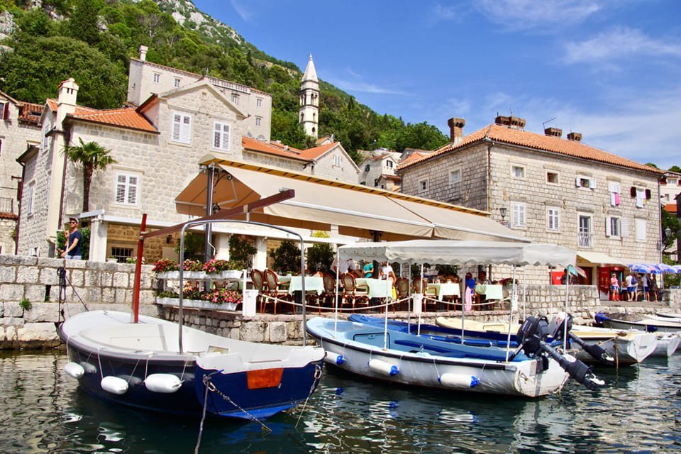 Boten aan de kade in Montenegro