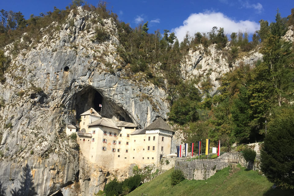 Kasteel Predjama in Slovenië