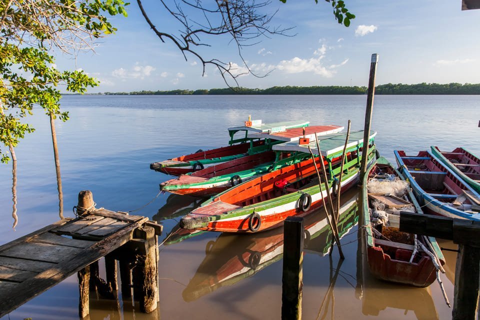 Bootjes op de Surinamerivier, Suriname