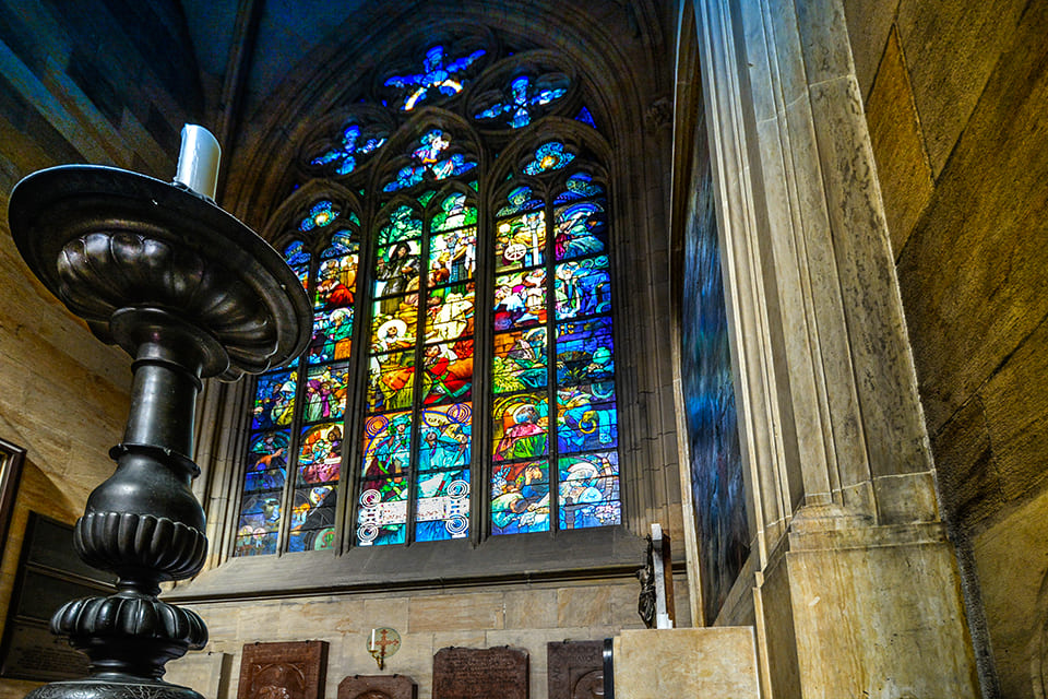 Alfons Mucha in de Sint Vituskathedraal in Praag, Tsjechië
