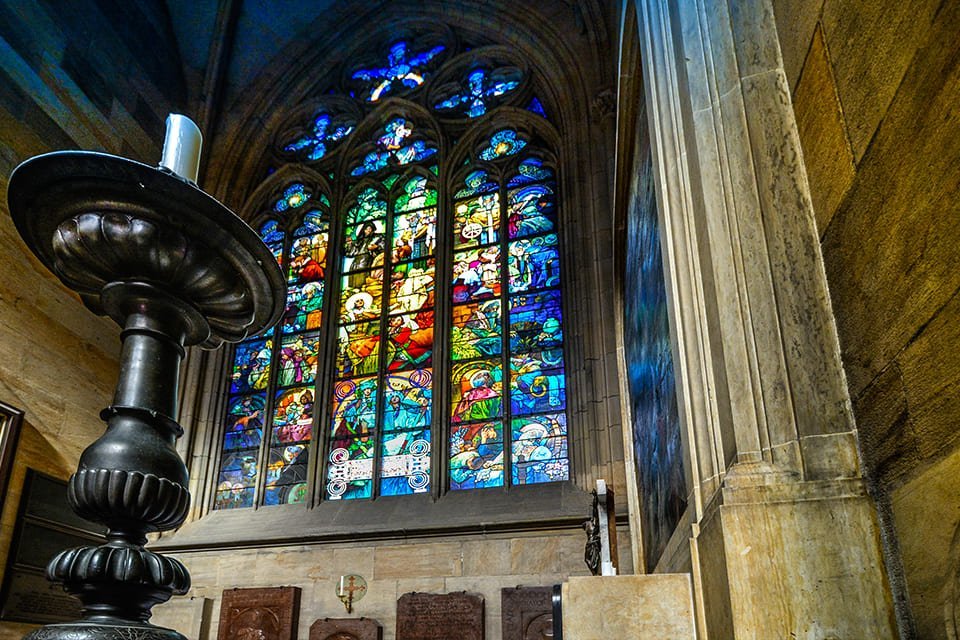 Alfons Mucha in de Sint Vituskathedraal in Praag, Tsjechië