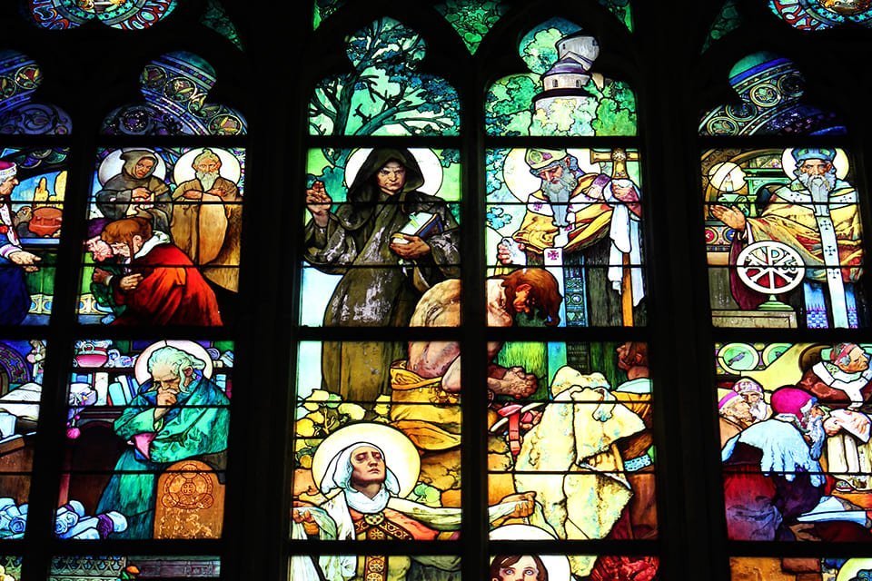 Glasvenster van Alfons Mucha in de Sint Vituskathedraal in Praag, Tsjechië