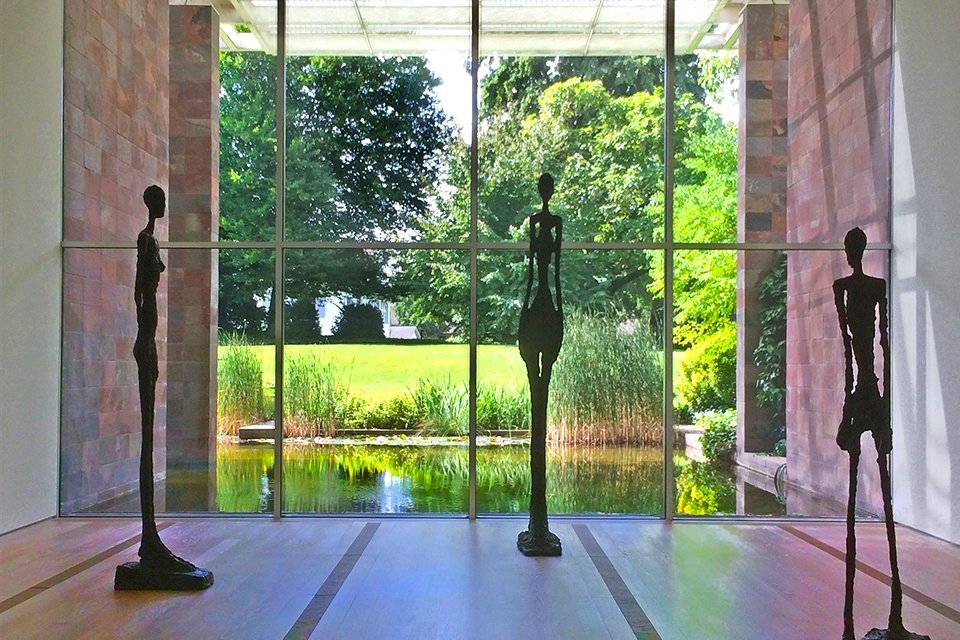 Beelden van Giacometti in Fondation Beyeler in Riehen Zwitserland, foto Jean-Pierre Dalbéra