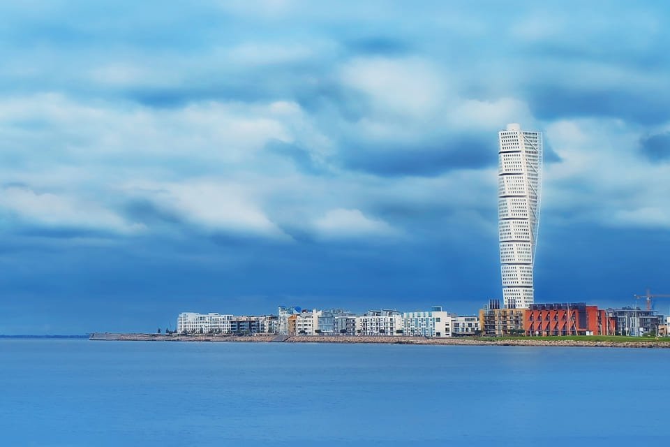 Uitzicht op Turning Torso in Malmö, Zweden, vanuit Denemarken
