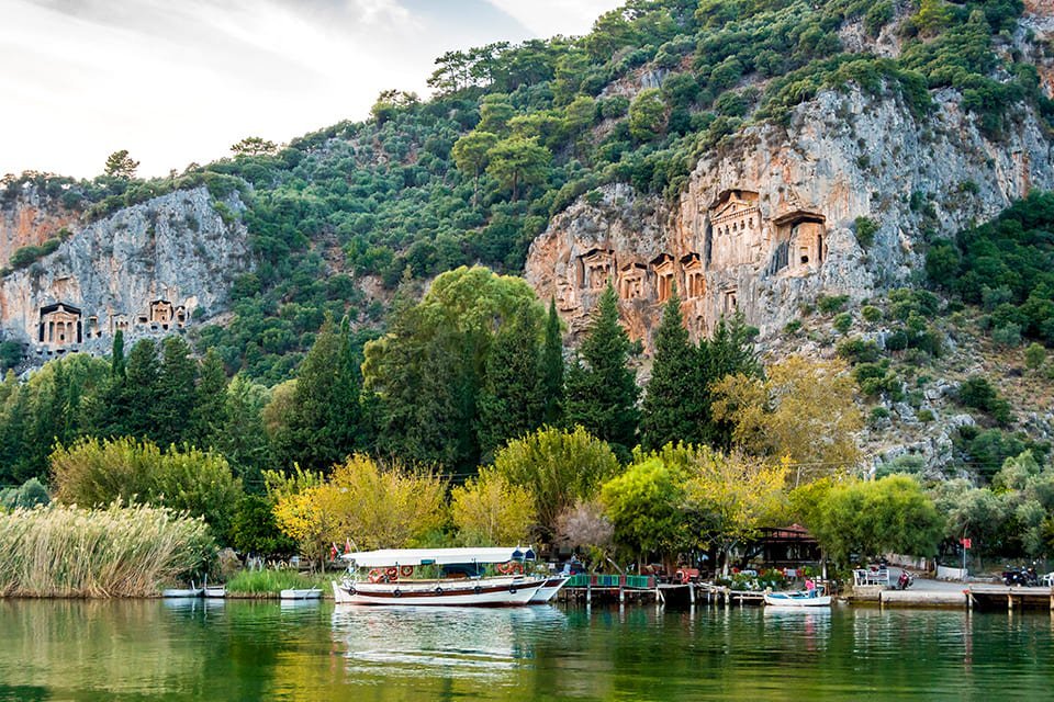 Rotsgraven in Dalyan, Turkije