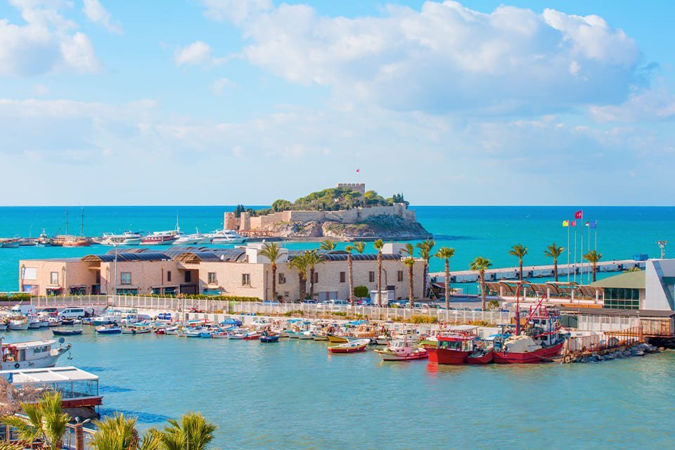 Zicht op het kasteel van Kusadasi, Turkije