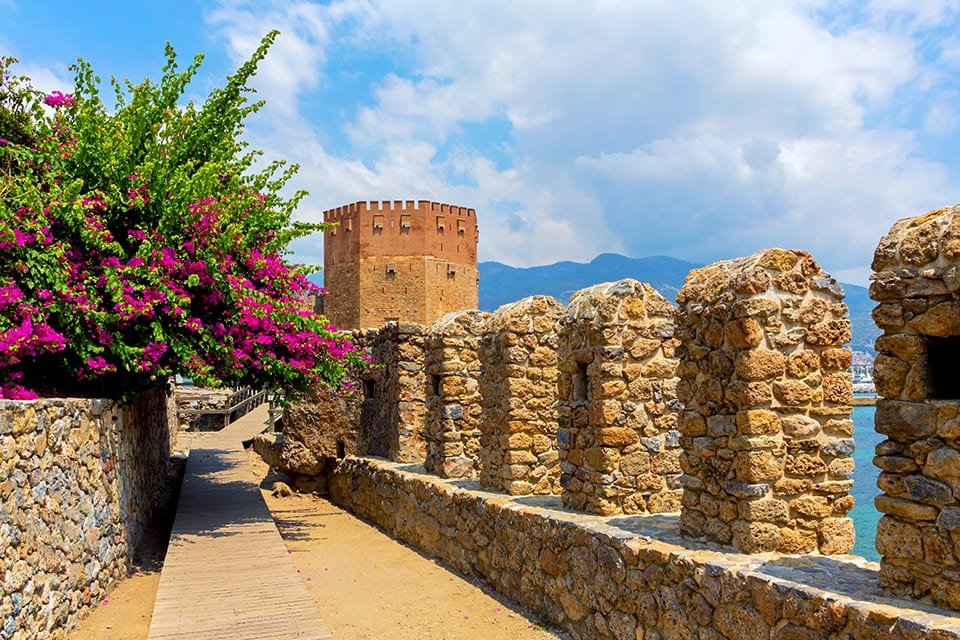 De rode toren van het fort van Alanya, Turkije