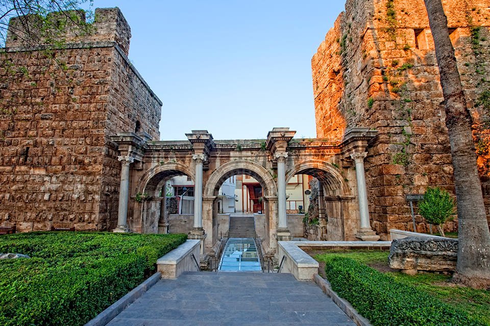 Triomfboog van Hadrianus in Antalya, Turkije