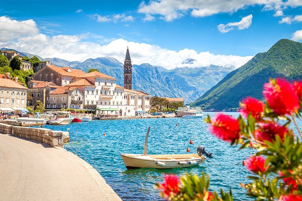 Aan het water in Perast, Montenegro