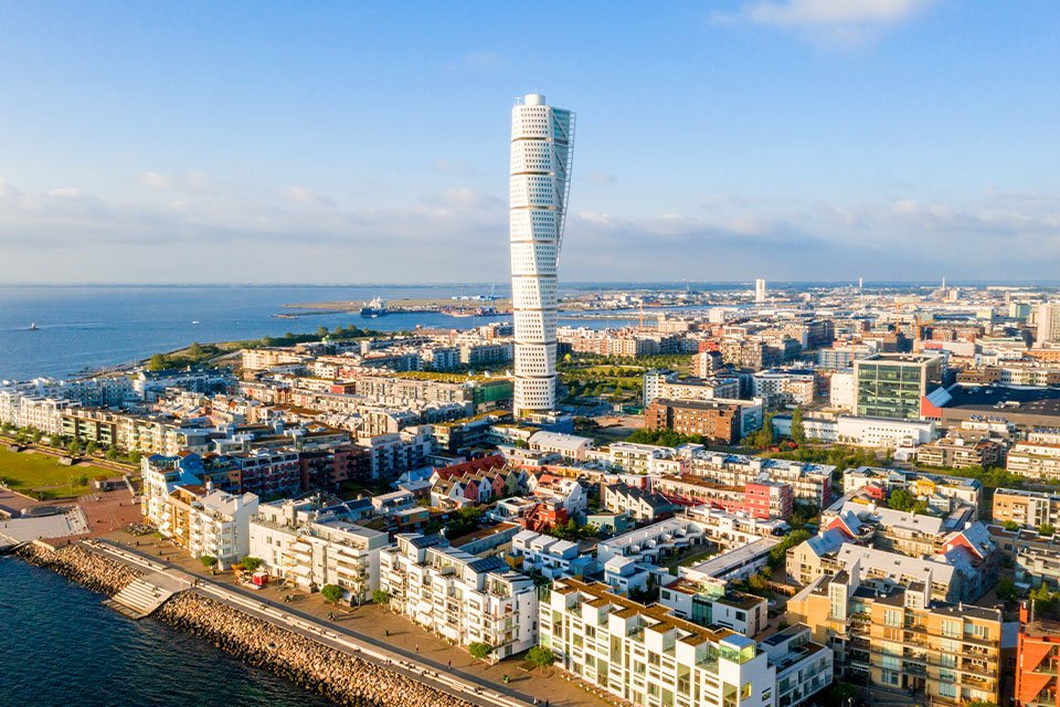 Uitzicht op Turning Torso in Malmö, Zweden, vanuit Denemarken