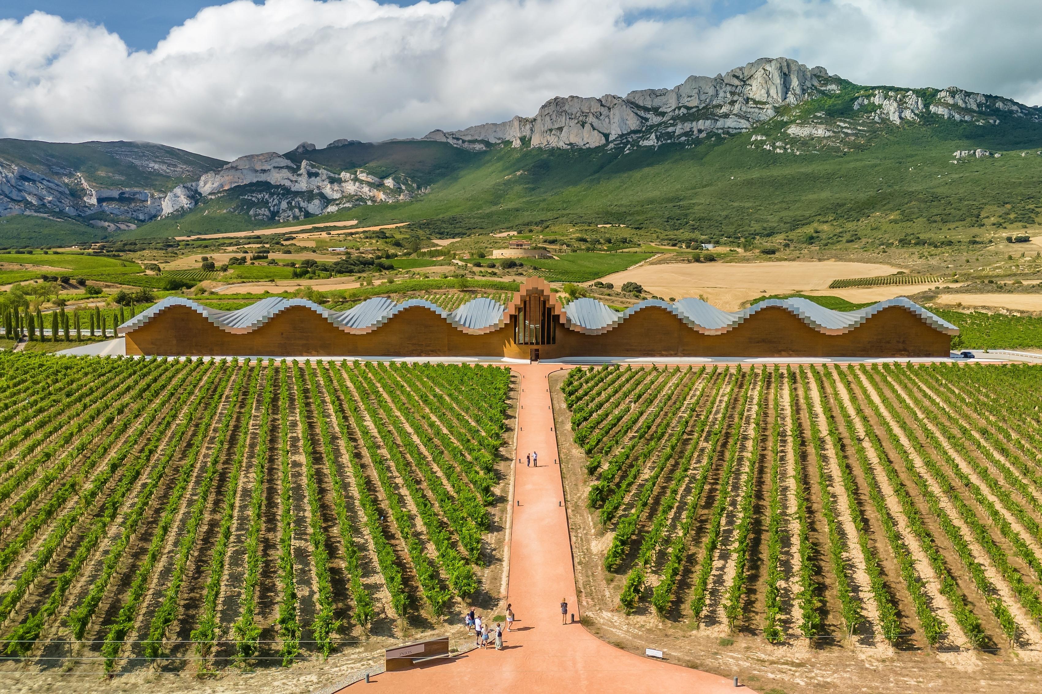 Bodega ontworpen door Calatrava in de Riojastreek, Spanje