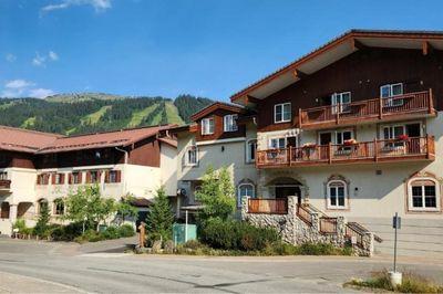 Hotel Sun Peaks Lodge in Sun Peaks, Canada