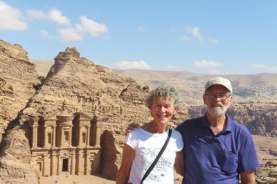 Lia en Wim voor het klooster in Petra, Jordanië | Foto Wim Zondag