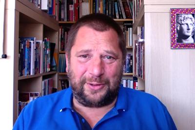 Reisleider Bart in zijn video over Alexander de Grote op YouTube