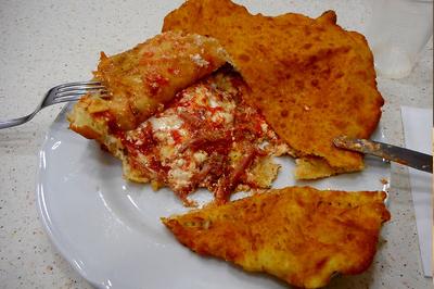 Pizza fritta in Napels, Italië