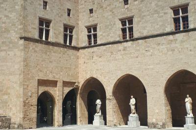 Voorplein Grootmeesterspaleis, foto Hans van Aurich