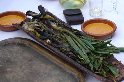 Calçots met romescosaus