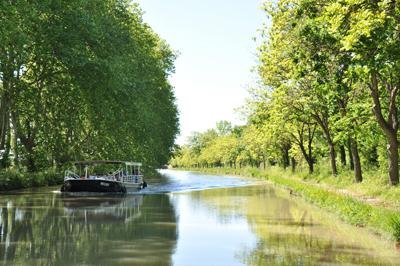 Cruise over Canal du Midi in Carcassonne, Frankrijk Cruise over Canal du Midi in Carcassonne, Frankrijk