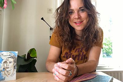 Reisleidster Jessy op YouTube voor de serie 'In de voetsporen van...'